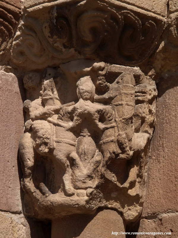 CAPITEL DE LA PORTADA SUR: LUCHA DE CABALLEROS